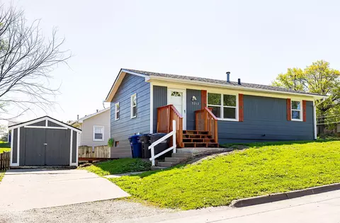 5313 SW 10th St, Des Moines, IA 50315