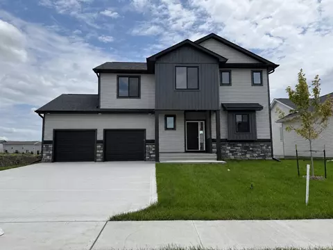 875 11th St, Waukee, IA 50263