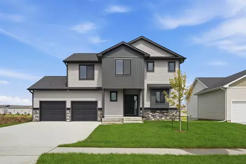 875 11th St, Waukee, IA 50263
