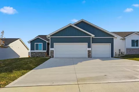 885 11th St, Waukee, IA 50263
