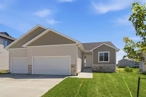 885 11th St, Waukee, IA 50263