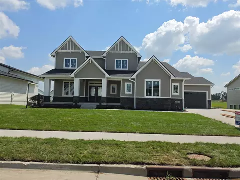 16214 Sharon Dr, Urbandale, IA 50323