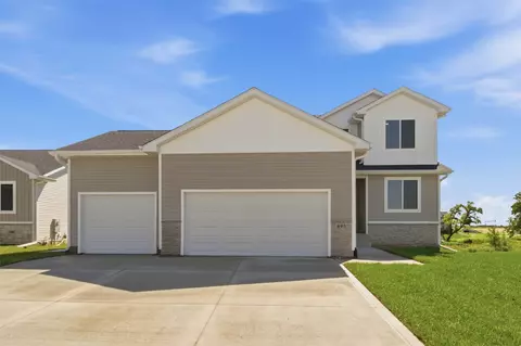 895 11th St, Waukee, IA 50263