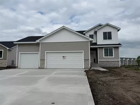895 11th St, Waukee, IA 50263