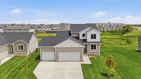 895 11th St, Waukee, IA 50263