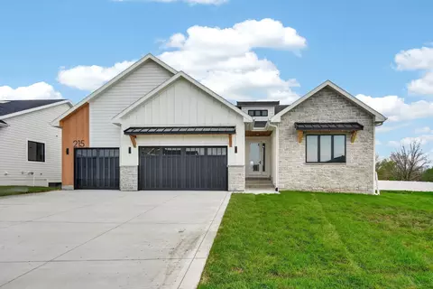 215 NW Woodmoor Dr, Waukee, IA 50263