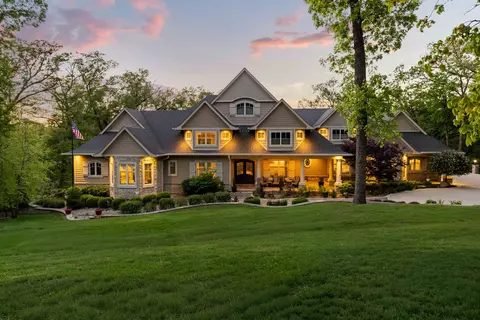 12993 Oak Brook Dr, Urbandale, IA 50323