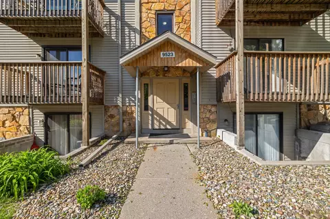 9523 University Ave #11, Clive, IA 50325