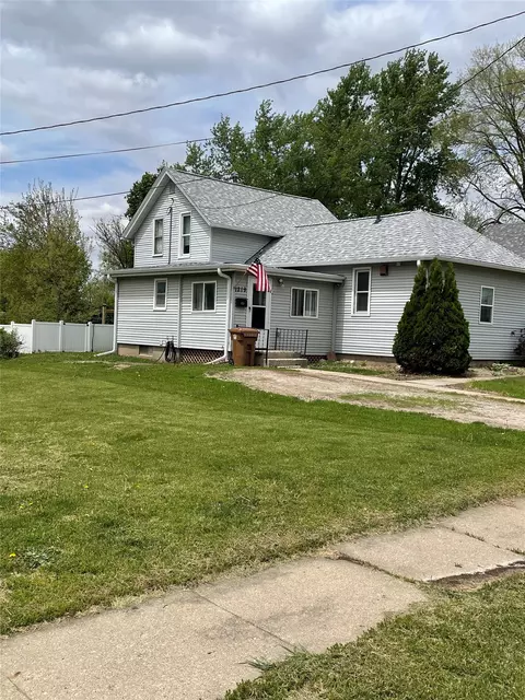 1219 Spencer St, Grinnell, IA 50112