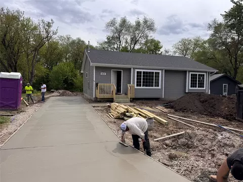 405 NE 43 Ave, Des Moines, IA 50313