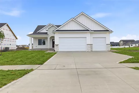 317 13th St NW, Bondurant, IA 50035