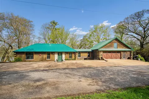 32521 231st St, Eldora, IA 50627
