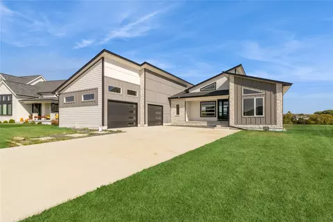 16210 Walnut Meadows Ct, Urbandale, IA 50323