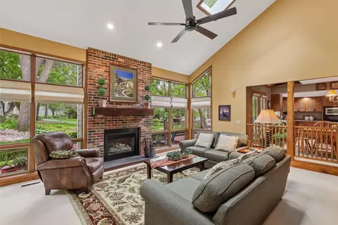 7008 Rocklyn Cir, Urbandale, IA 50322