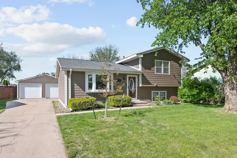 613 NE 7th St, Grimes, IA 50111