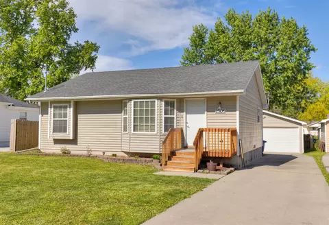 2506 E 39th Ct, Des Moines, IA 50317