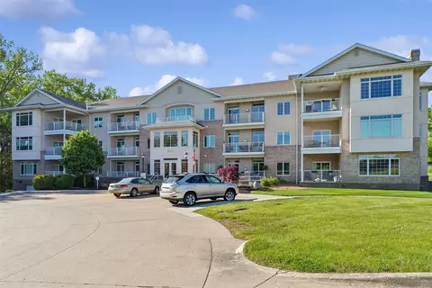 14100 Pinnacle Pointe Dr #305, Clive, IA 50325
