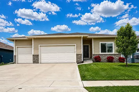 827 33rd Ct SW, Altoona, IA 50009