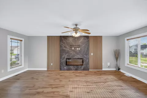 5928 NW 50th St, Johnston, IA 50131