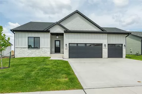 1570 NW Parkside Ln, Waukee, IA 50263