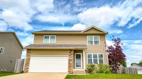9305 Red Sunset Dr, West Des Moines, IA 50266