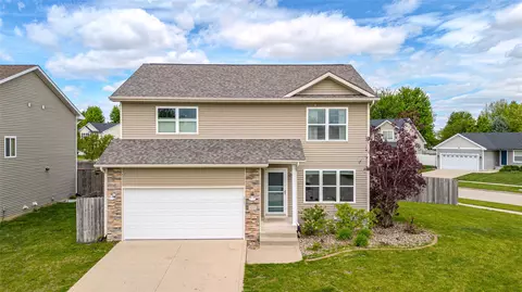 9305 Red Sunset Dr, West Des Moines, IA 50266