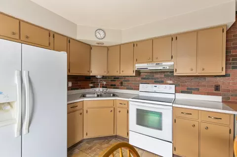 Kitchen - 705 SE Trilein Dr, Ankeny, IA 50021 photo 2 of 3