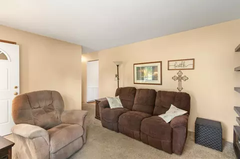 Living - 705 SE Trilein Dr, Ankeny, IA 50021 photo 2 of 5