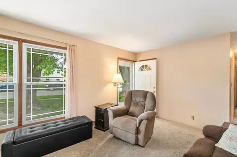 Living - 705 SE Trilein Dr, Ankeny, IA 50021 photo 3 of 5