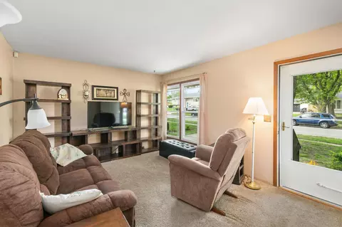 Living - 705 SE Trilein Dr, Ankeny, IA 50021 photo 4 of 5