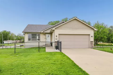 6002 NW 52nd St, Johnston, IA 50131