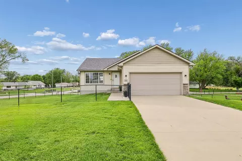 6002 NW 52nd St, Johnston, IA 50131