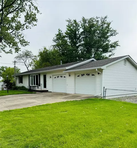 8140 Villa Dr, Des Moines, IA 50320
