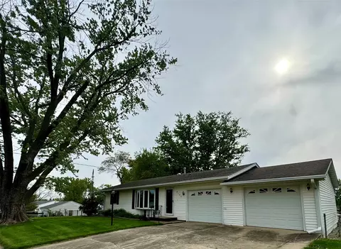 8140 Villa Dr, Des Moines, IA 50320