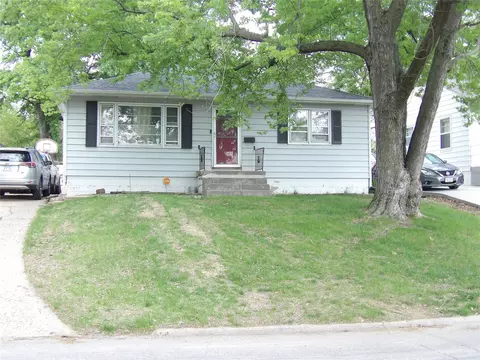 3201 57 St, Des Moines, IA 50310