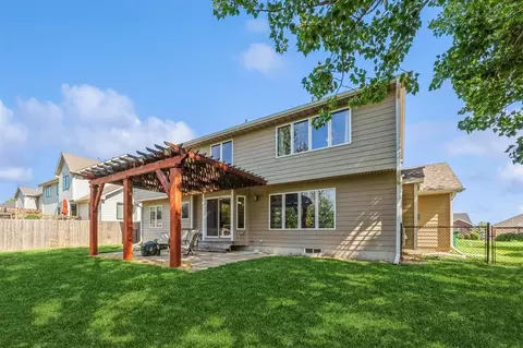 7322 Oakwood Dr, Urbandale, IA 50322