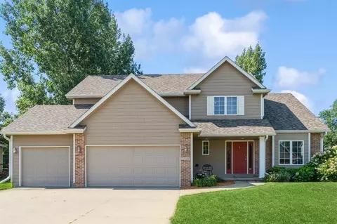 7322 Oakwood Dr, Urbandale, IA 50322