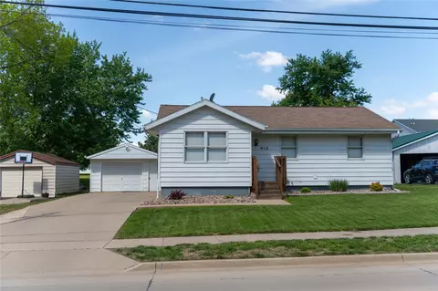 910 N Roche St, Knoxville, IA 50138