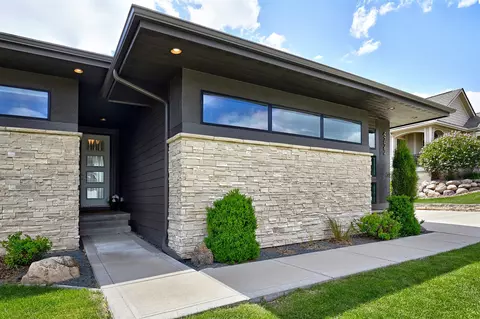 4722 152nd St, Urbandale, IA 50323