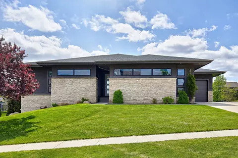 4722 152nd St, Urbandale, IA 50323