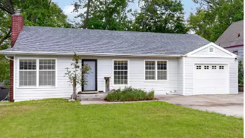 6533 Sunset Ter, Windsor Heights, IA 50324