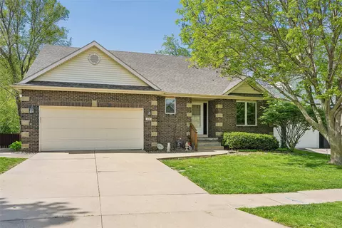 5131 Walnut Ridge Dr, Des Moines, IA 50317