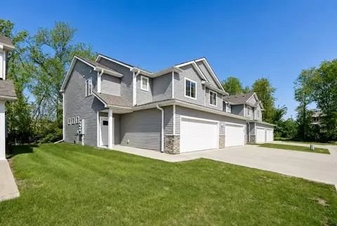 260 Amberwood Dr, Pleasant Hill, IA 50327