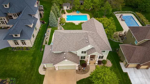9509 Century Woods Cir, Johnston, IA 50131