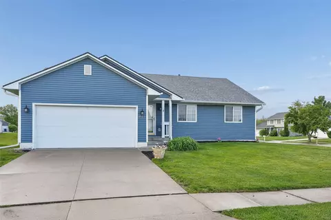 2627 Bent Ridge Ct, Des Moines, IA 50320