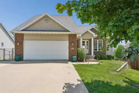 302 N 15th St, Indianola, IA 50125
