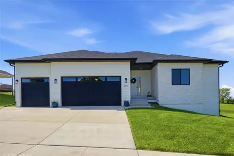 2811 Bos Landen Dr, Pella, IA 50219