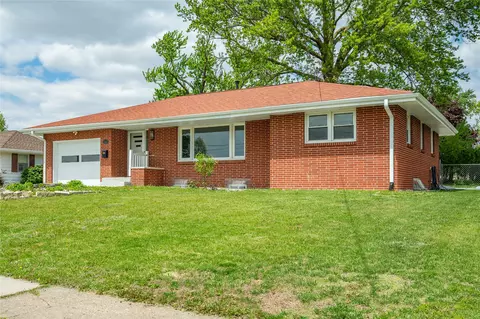7217 Maple Dr, Urbandale, IA 50322