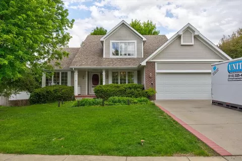 9204 Oakridge Pl, Johnston, IA 50131