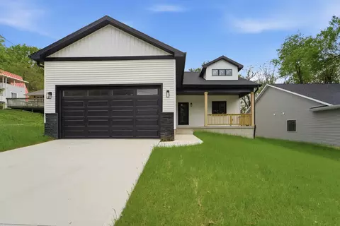 1421 Pioneer Rd, Des Moines, IA 50320